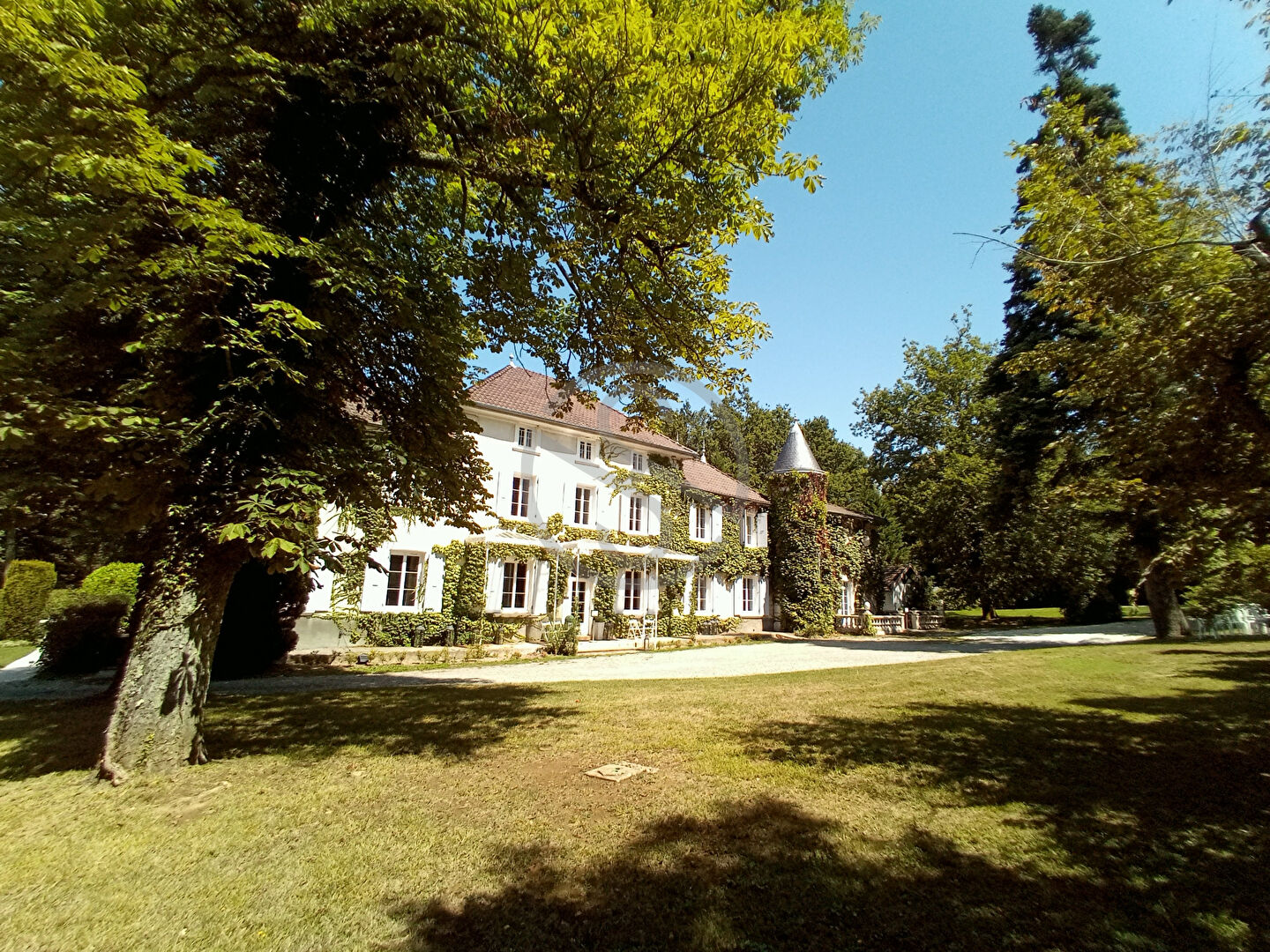 Domaine d&rsquo;exception – Château de caractère avec activité économique structurée
