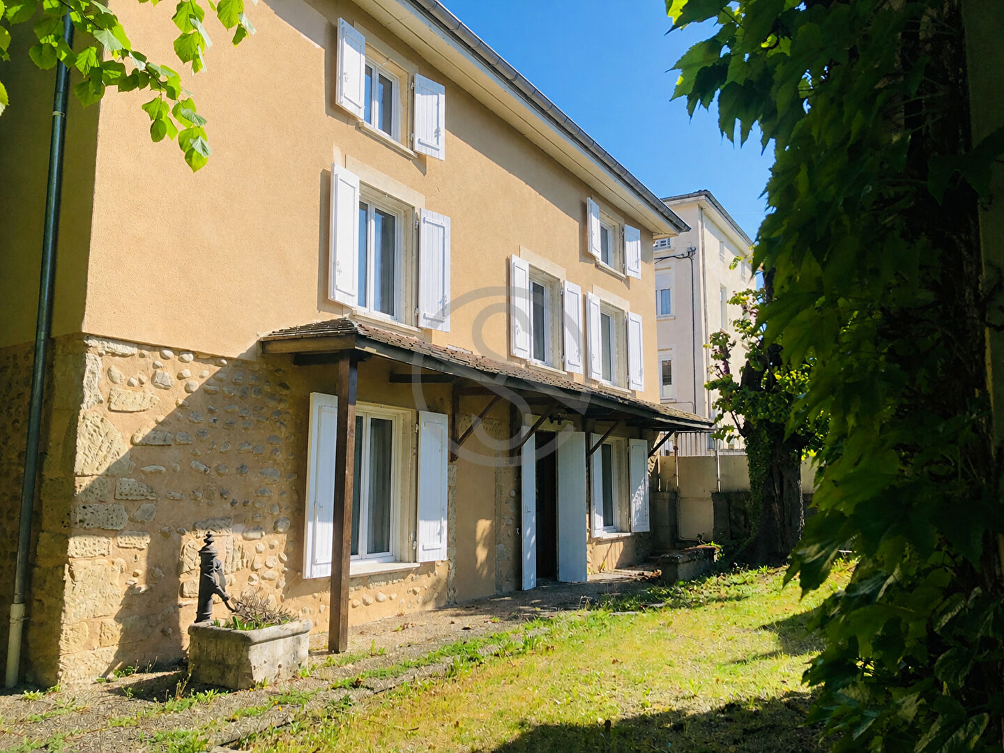 Maison de caractère de 225 m² avec piscine sur centre de 38270 Beaurepaire