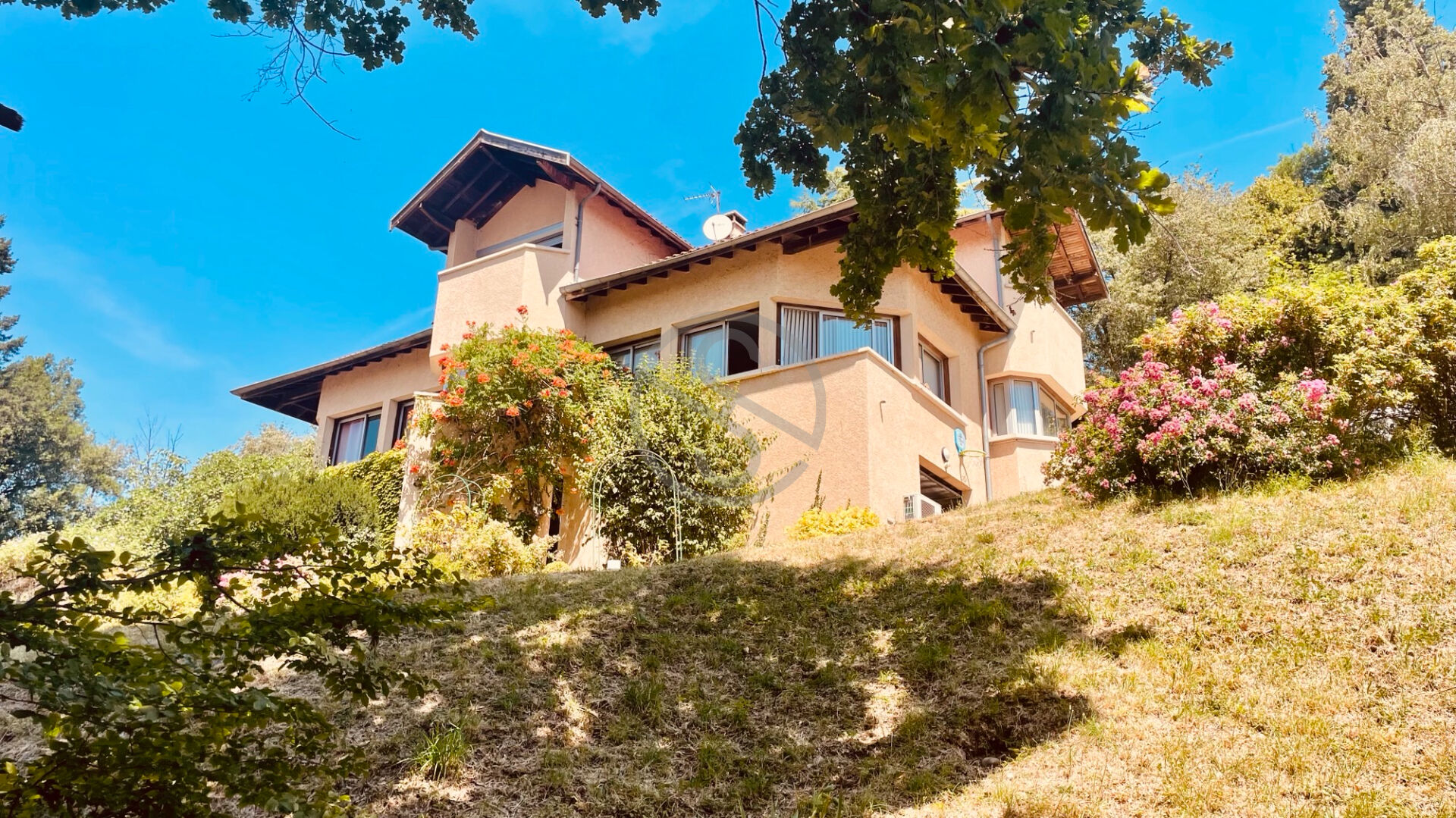 Propriété de 279m² sur 7584m² de parc avec son pavillon privé 38260